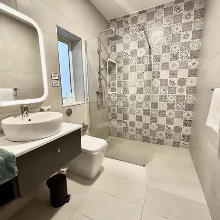 Apartment Modern And Spacious 3 Bedroom *